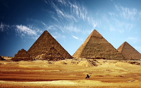 As grandes pirâmides de Gizê em Mênfis